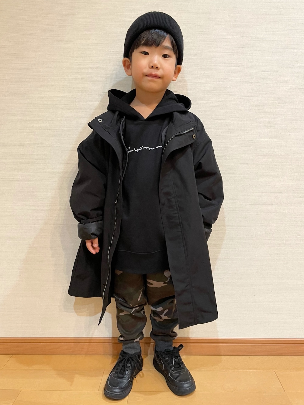 「私の推しブランド、GLOBAL WORK、かわーたkids、スウェットパンツ、黒コーデ、キッズコーデ、男の子コーデ、カジュアル、ミリタリー、モッズコート、グローバルワーク(GLOBAL WORK)、パーカー、おしゃれさんと繋がりたい、NIKE AIR FORCE」｜「GLOBAL WORKの【キッズ】グラフィックパーカー/216114（Tシャツ/カットソー、ブラック系）」を使った、かわーたさん（キッズ・100cm）の冬コーディネートの1枚目の写真