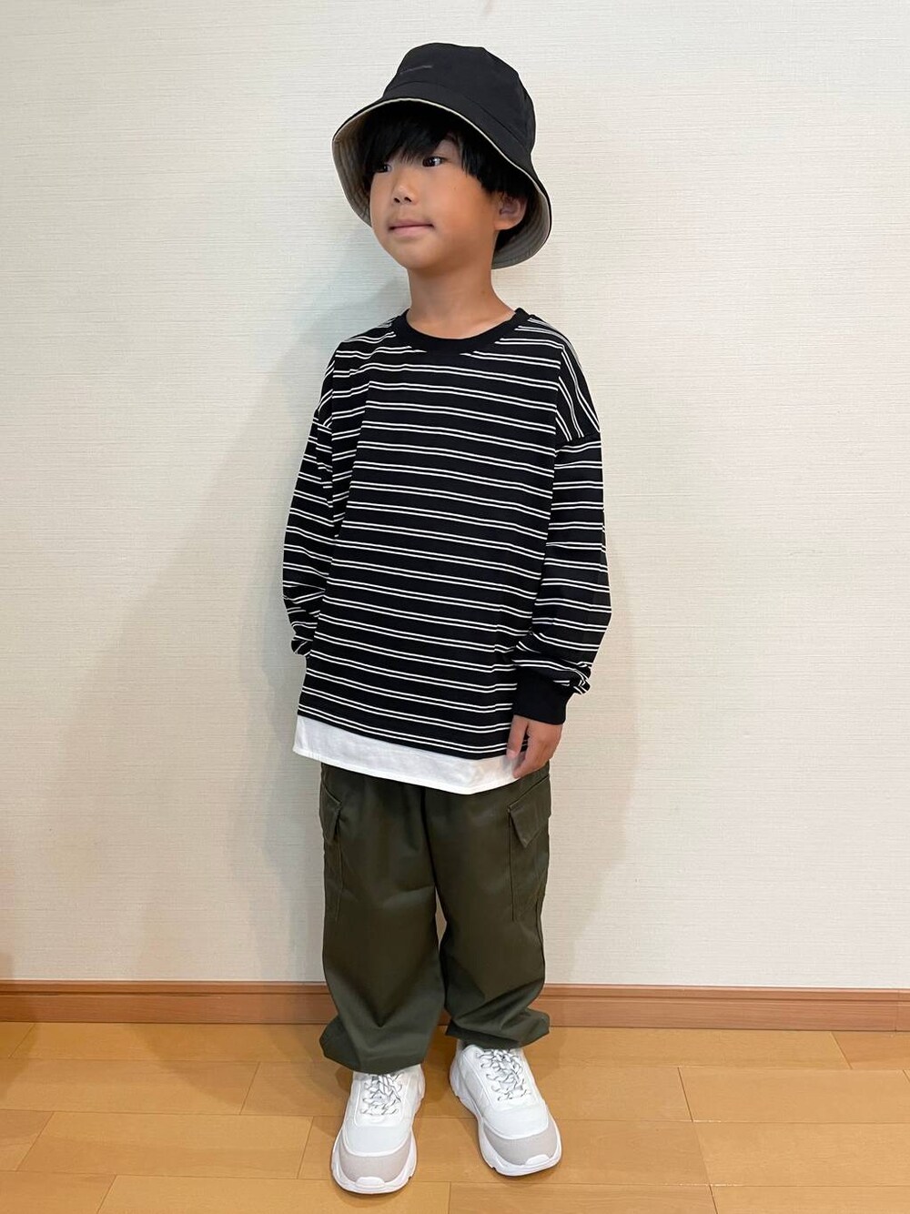 「低身長、キッズ、楽ちんコーデ、シワ軽減、GLOBAL WORK、キッズ服、ヘビロッTEE_GLOBAL WORK、カジュアル、ミリタリー」｜「GLOBAL WORKのツイルカーゴジョグパンツ907677（カーゴパンツ、グリーン系）」を使った、かわーたさん（キッズ・120cm）の夏コーディネートの1枚目の写真