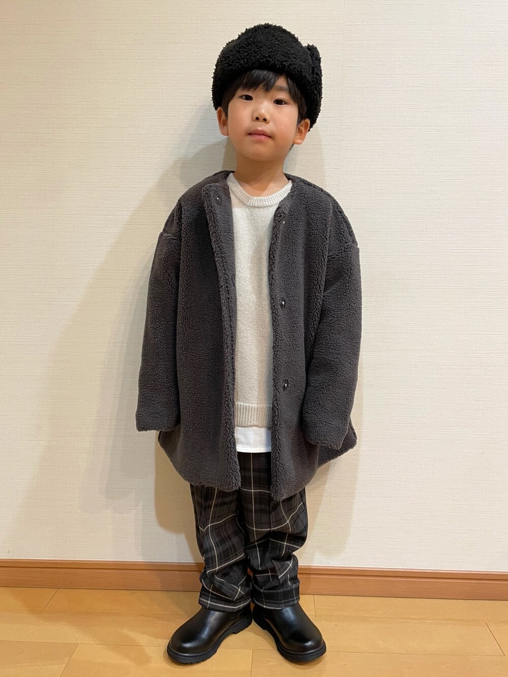 「ボアジャケット、ボアブルゾン、ボアコート、カジュアルコーデ、キッズファッション、冬コーデ、あったかコーデ、男の子、おしゃれさんと繋がりたい、男の子コーデ、シンプル、クリスマスに着たい服、かわーたkids、グローバルワーク(GLOBAL WORK)、グローバルワーク キッズ」｜「GLOBAL WORKの【キッズ】フワフワHug meレイヤード/215830（ニット/セーター、ベージュ系）」を使った、かわーたさん（キッズ・100cm）の冬コーディネートの1枚目の写真