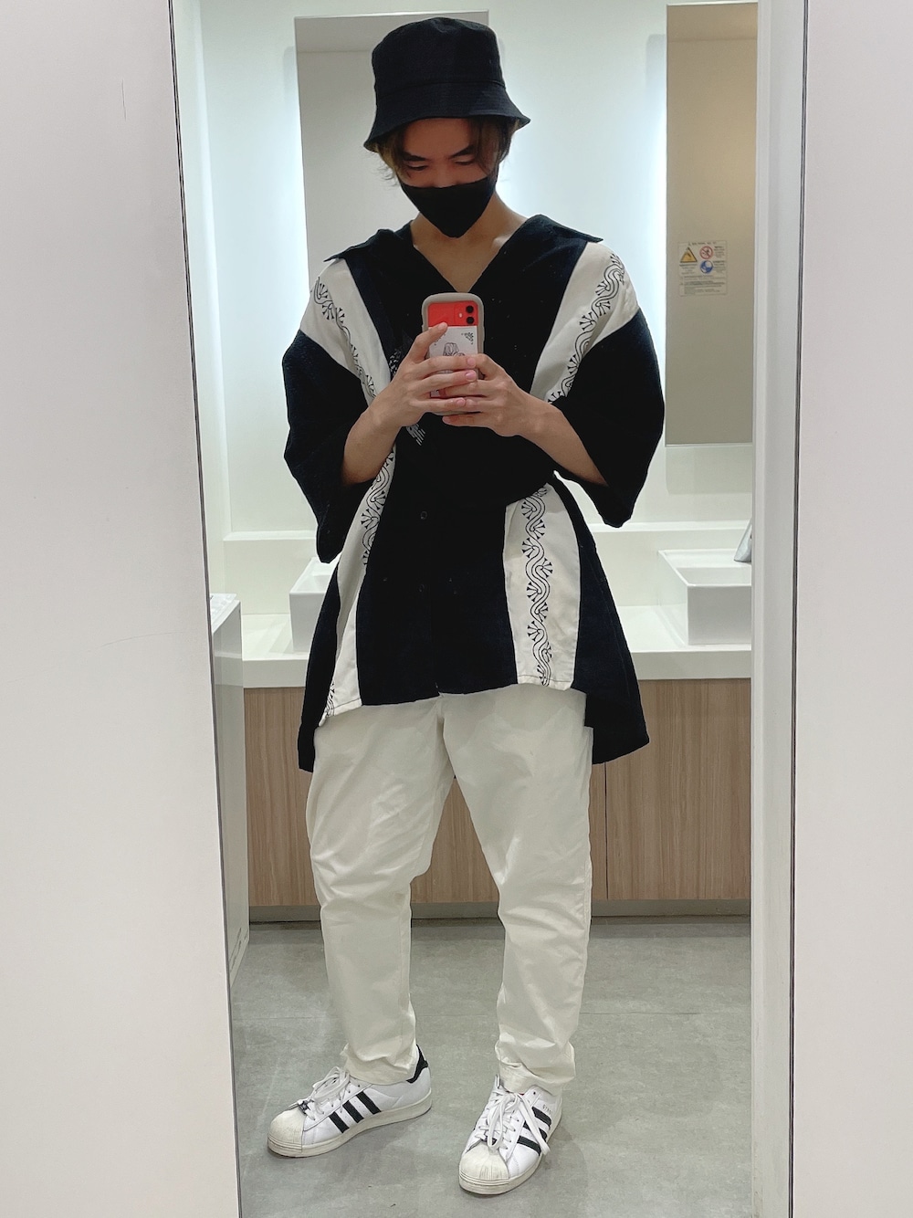 「シンプル、今日のコーデ、おしゃれさんと繋がりたい、キレイめ、カジュアル、プチプラ、オーバーサイズ、夏コーデ、モノトーン、ビックシルエット、休日スタイル、古着MIX、バケットハット、ラフ、スニーカー」｜「adidasのスーパースター [Superstar] アディダスオリジナルス（スニーカー、ホワイト系）」を使った、ukaさん（メンズ・175cm）の夏コーディネートの1枚目の写真