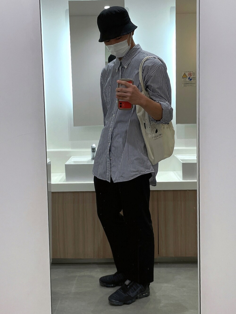 「スニーカー、UNIQLO、秋のコーデ、ハット、キレイめ、おしゃれさんと繋がりたい、ラブアンドピース2021、レイヤードスタイル、お洒落さんとつながりたい、シャツスタイル、バケットハット、ストライプ、トートバッグ、きれいめカジュアル、プチプラ」｜「UNIQLOのイージーアンクルパンツ（ウールライク・センタープレス・レングス68～72cm）（その他パンツ、ブルー系）」を使った、ukaさん（メンズ・175cm）の秋コーディネートの1枚目の写真