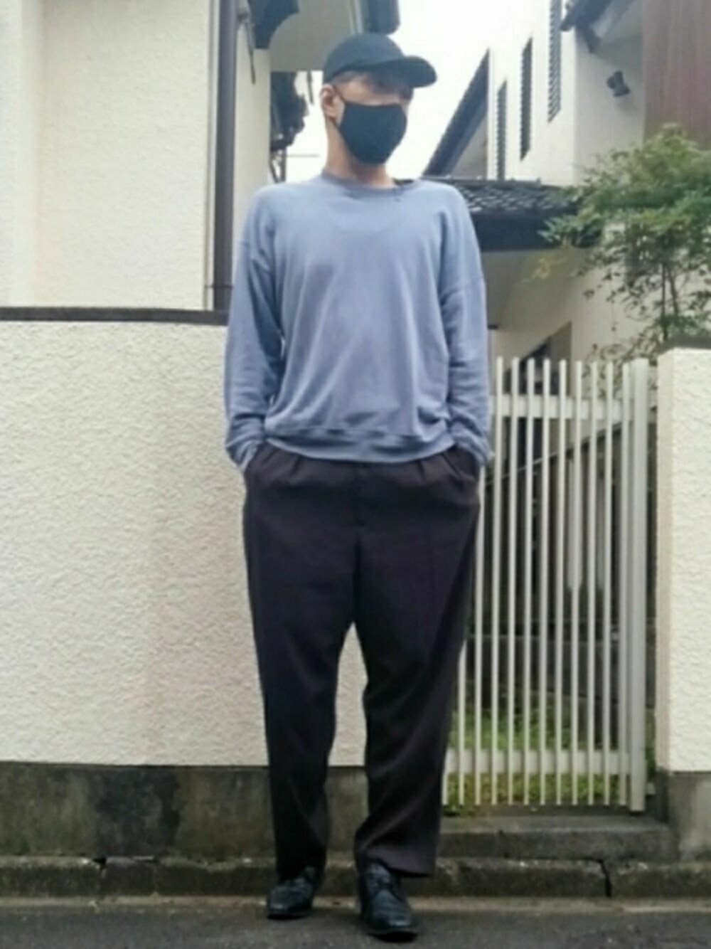 「おしゃれさんと繋がりたい、大人コーデ、秋コーデ、オトナカジュアル、カシミヤウールキャップ、MBマスクコード　シルバー、スウエット、Silver Circle of Wisdom Ring、リラックススラックスパンツ、ドレスシューズ、ブレスレット、リラックススタイル」｜「UNIQLOのアイテム（キャップ、ブルー系）」を使った、カフェ　さん（メンズ・188cm）の秋コーディネートの1枚目の写真