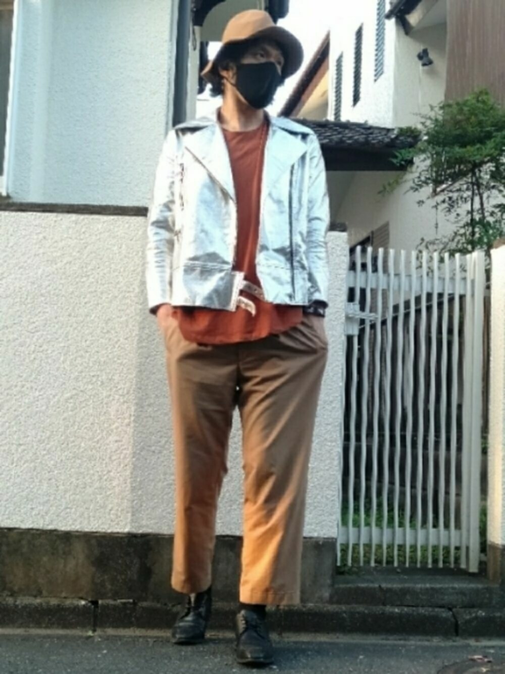 「秋、お洒落さんとつながりたい、ブラウン、秋服、ハット、MBマスクコード　シルバー、ダブルライダース　シルバー、ルーズフィットt、ブレスレット、ビエラギャバワイドスラックス、ドレスシューズ、Silver Circle of Wisdom Ring」｜「MBマスクコード　シルバーのアイテム（マスク、シルバー系）」を使った、カフェ　さん（メンズ・188cm）の秋コーディネートの1枚目の写真