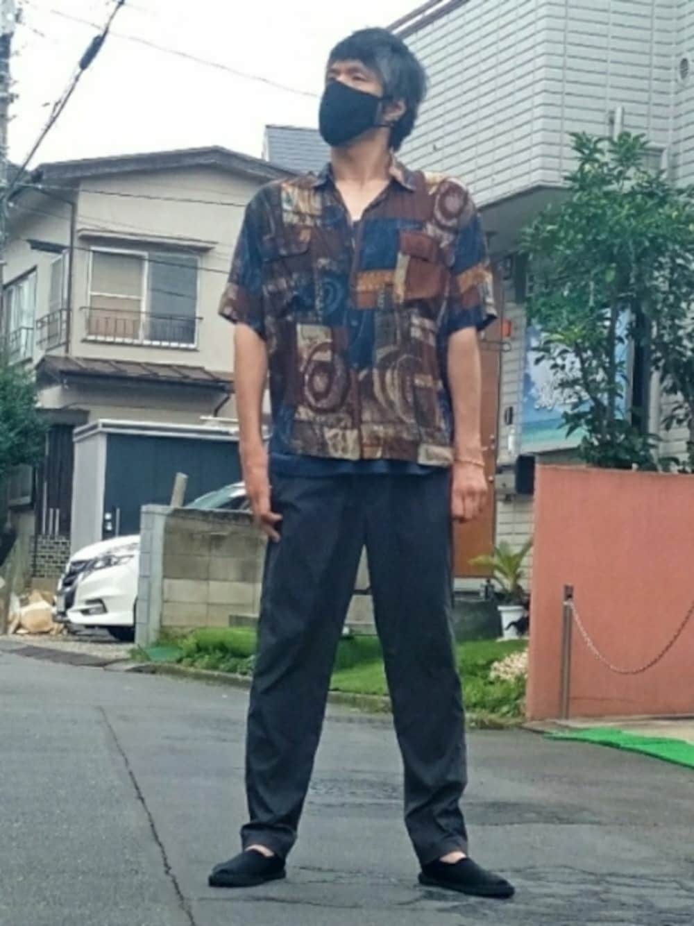 「お洒落さんとつながりたい、カジュアルコーデ、MBマスクコード　シルバー、柄シャツ、ナイロンギアパンツ、リング、メタルリング、ブレスレット、エスパドリーユ、UNIQLO」｜「kutirの半袖柄シャツ（シャツ/ブラウス、ブラウン系）」を使った、カフェ　さん（メンズ・188cm）の夏コーディネートの1枚目の写真