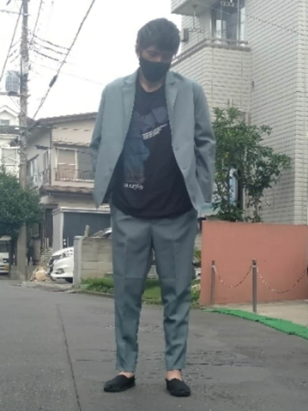 「おしゃれさんと繋がりたい、セットアップ、MBマスクコード　シルバー、プリントT、リング、エスパドリーユ、テーラードジャケット、スラックスパンツ、夏」｜「UNIQLOのアイテム（Tシャツ/カットソー、ブラック系）」を使った、カフェ　さん（メンズ・188cm）の夏コーディネートの1枚目の写真