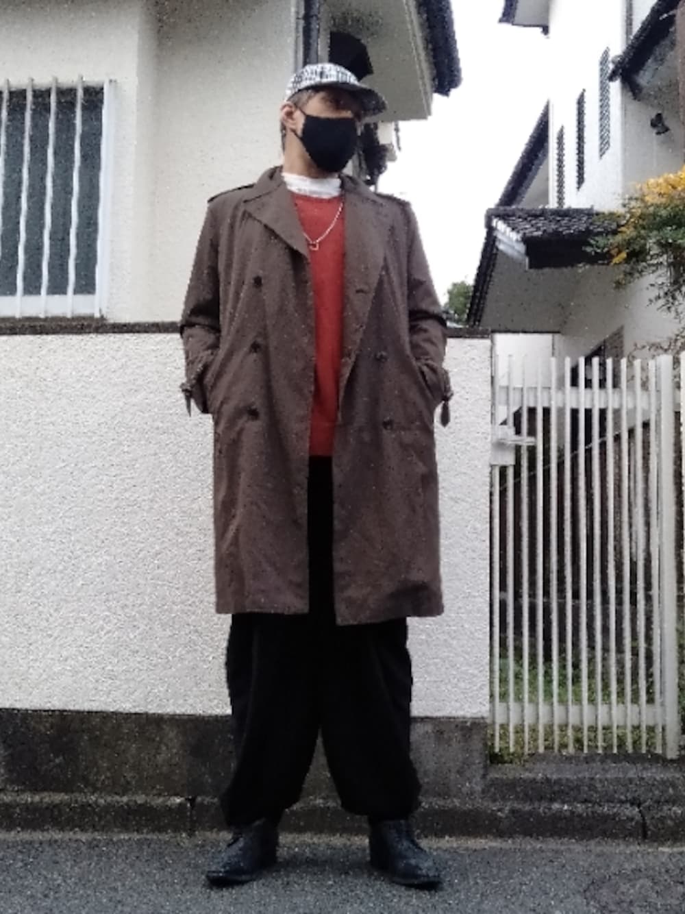 「トレンチコート、ドレスシューズ、ブレスレット、秋服、柄ソックス、ルーズパンツ、スタンドカラーシャツ、お洒落さんとつながりたい、チェックキャップ、エクストラファインメリノクルーネックセーター、MBマスクコード　シルバー、Silver Circle of Wisdom Ring」｜「MAISON SPECIALのキャップ（キャップ、ホワイト系）」を使った、カフェ　さん（メンズ・188cm）の秋コーディネートの1枚目の写真