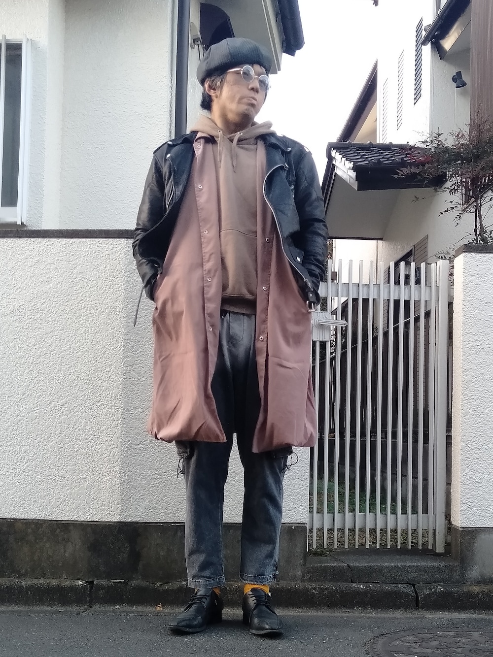 「おしゃれさんと繋がりたい、オトナカジュアル、ベレー帽、カラーサングラス、ステンカラーコート、ダブルライダースジャケット、パーカー、かカーゴパンツ、ドレスシューズ、Silver Circle of Wisdom Ring」｜「Discoat Parisienのピンストライプベレー（ハンチング/ベレー帽、グレー系）」を使った、カフェ　さん（メンズ・188cm）の冬コーディネートの1枚目の写真
