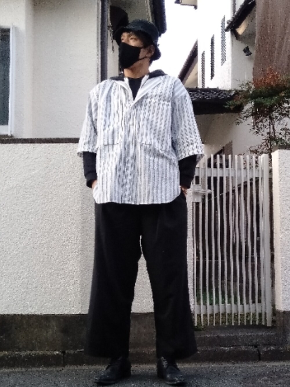 「パーカー、ドレスシューズ、ブレスレット、長袖Tシャツ、柄ソックス、秋冬コーデ、パケットハット、お洒落さんとつながりたい、オーバーサイズストライプシャツ、ワイドスラックスパンツ、MBマスクコード　シルバー、Silver Circle of Wisdom Ring」｜「act'mの3タック TRストレートワイドスラックスパンツ（スラックス、ブラック系）」を使った、カフェ　さん（メンズ・188cm）の秋コーディネートの1枚目の写真