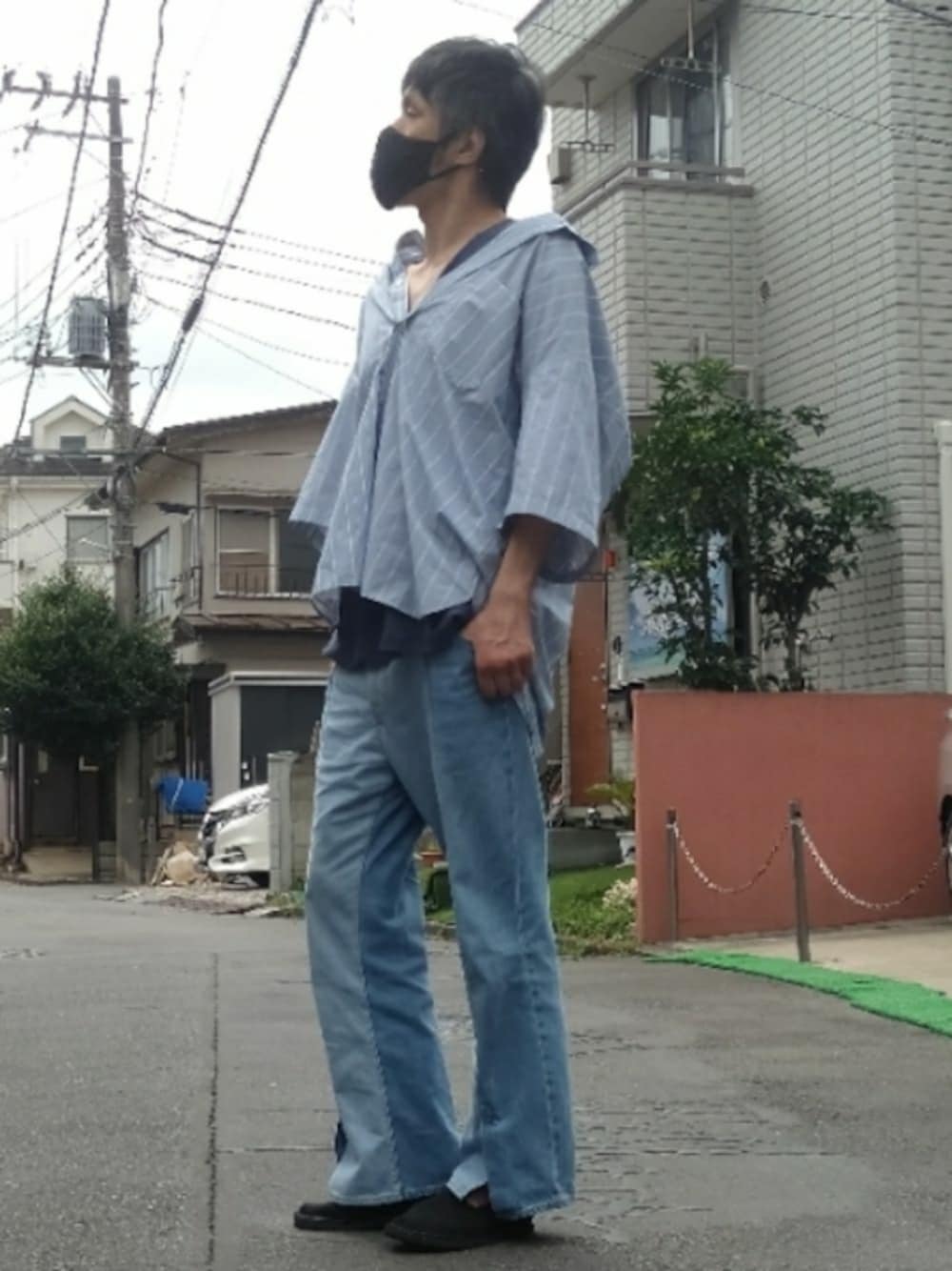 「おしゃれさんと繋がりたい、MBマスクコード　シルバー、ストライプシャツ、プチプラ、タンクトップ、リング、ストレートスリットジーンズ、エスパドリーユ、衿ぬき」｜「GUのアイテム（デニムパンツ、ブルー系）」を使った、カフェ　さん（メンズ・188cm）の夏コーディネートの1枚目の写真