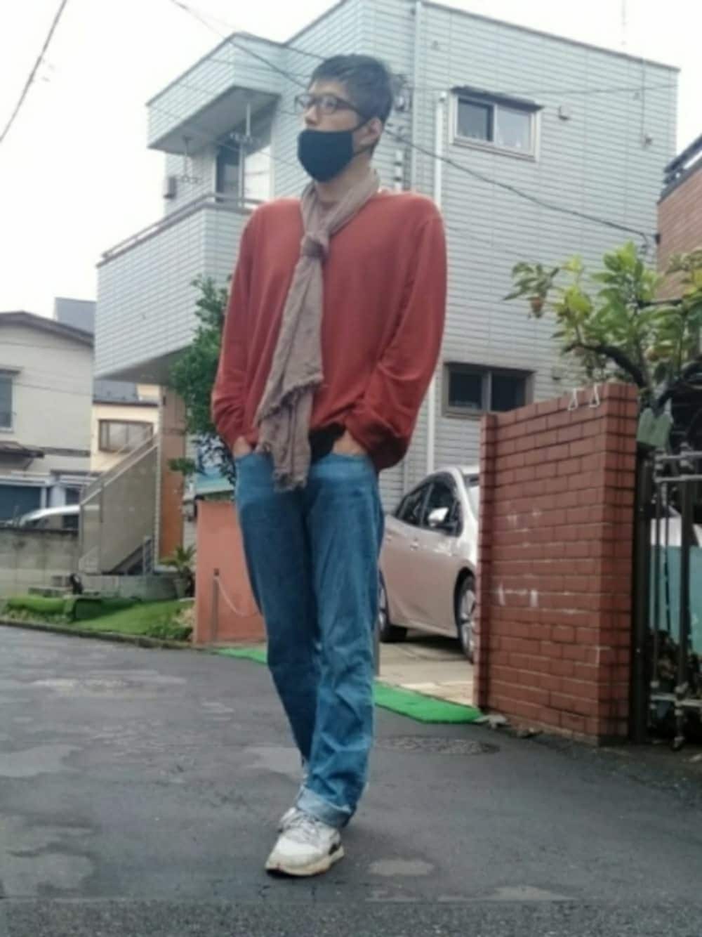 「だから秋服が好き、オトナカジュアル、秋のコーデ、大人コーデ、めがね、MBマスクコード　シルバー、ストール、エクストラファインメリノクルーネックセーター、ブレスレット、タンクトップチラ見せ、デニムパンツ、スニーカー、Silver Circle of Wisdom Ring」｜「MBマスクコード　シルバーのアイテム（マスク、シルバー系）」を使った、カフェ　さん（メンズ・188cm）の秋コーディネートの1枚目の写真