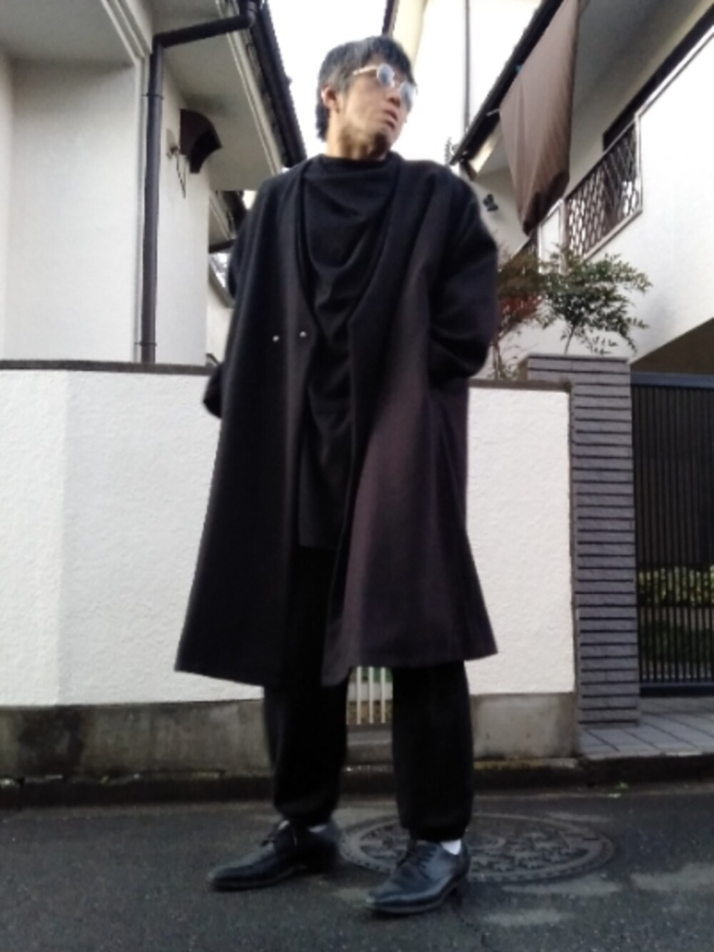 「おしゃれさんと繋がりたい、着回しコーデ、カラーサングラス、タートルネック、スウェットパンツ、MBノーカラーメルトンコート、ドレスシューズ、Silver Circle of Wisdom Ring、GGD ポンチカシュクールコート日本製」｜「MODELLOの外羽根スワールモカ ドレスシューズ（ドレスシューズ、ブラック系）」を使った、カフェ　さん（メンズ・188cm）の冬コーディネートの1枚目の写真