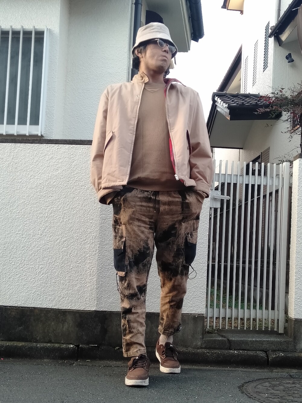 「お洒落さんとつながりたい、いいね、save、フォローお願いします🤑、コーデュロイパケットハット、カラーサングラス、パテットジャケット、柄カーゴパンツ、スニーカー、Silver Circle of Wisdom Ring」｜「WEGOのWEGO/細コーデュロイバケットハット（ハット、ベージュ系）」を使った、カフェ　さん（メンズ・188cm）の冬コーディネートの1枚目の写真