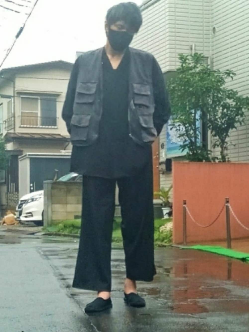 「オトナカジュアル、MBマスクコード　シルバー、デニムユーリティベスト、おしゃれさんと繋がりたい、オーバーサイズオープンカラーシャツ、リング、メタルリング、ワイドスラックス、エスパドリーユ」｜「act'mのact'm BIGシルエット ドロップショルダー 長袖 オープンカラーシャツ（シャツ/ブラウス、ブラック系）」を使った、カフェ　さん（メンズ・188cm）の夏コーディネートの1枚目の写真