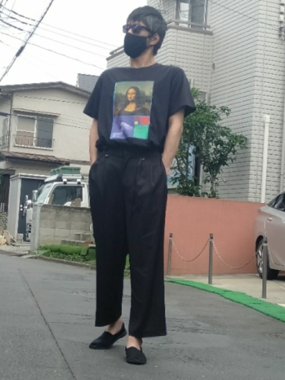 「お洒落さんとつながりたい、ミラーサングラス、いいね・save・フォローありがとうございます🥰、ブリントTシャツ、MBマスクコード、タックインコーデ、スラックスパンツ、エスパドリーユ、大人カジュアル、チノパン」｜「UNIQLOのアイテム（Tシャツ/カットソー、ブラック系）」を使った、カフェ　さん（メンズ・188cm）の夏コーディネートの1枚目の写真
