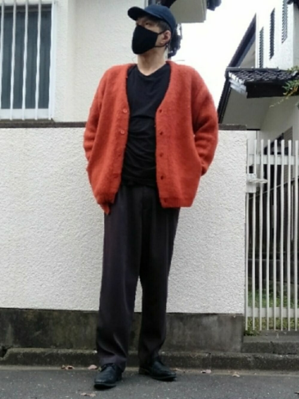 「だから秋服が好き、秋冬コーデ、ゆるコーデ、いいね、save、フォローお願いします🤑、カシミヤウールキャップ、MBマスクコード　シルバー、モヘアビッグカーディガン、ブレスレット、お洒落さんとつながりたい、リラックススラックスパンツ、ドレスシューズ、スーピマコットンクルーネックT、Silver Circle of Wisdom Ring」｜「UNIQLOのアイテム（キャップ、ブルー系）」を使った、カフェ　さん（メンズ・188cm）の秋コーディネートの1枚目の写真