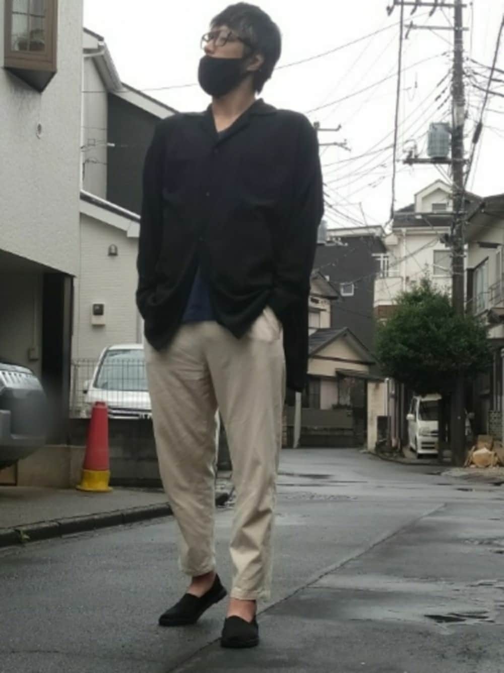 「だて眼鏡、MBマスクコード、オーバーサイズシャツ、リング、白パンツ、エスパドリーユ、シンプルコーデ、おしゃれさんと繋がりたい、夏コーデ、ゆるコーデ」｜「act'mのact'm BIGシルエット ドロップショルダー 長袖 オープンカラーシャツ（シャツ/ブラウス、ブラック系）」を使った、カフェ　さん（メンズ・188cm）の夏コーディネートの1枚目の写真