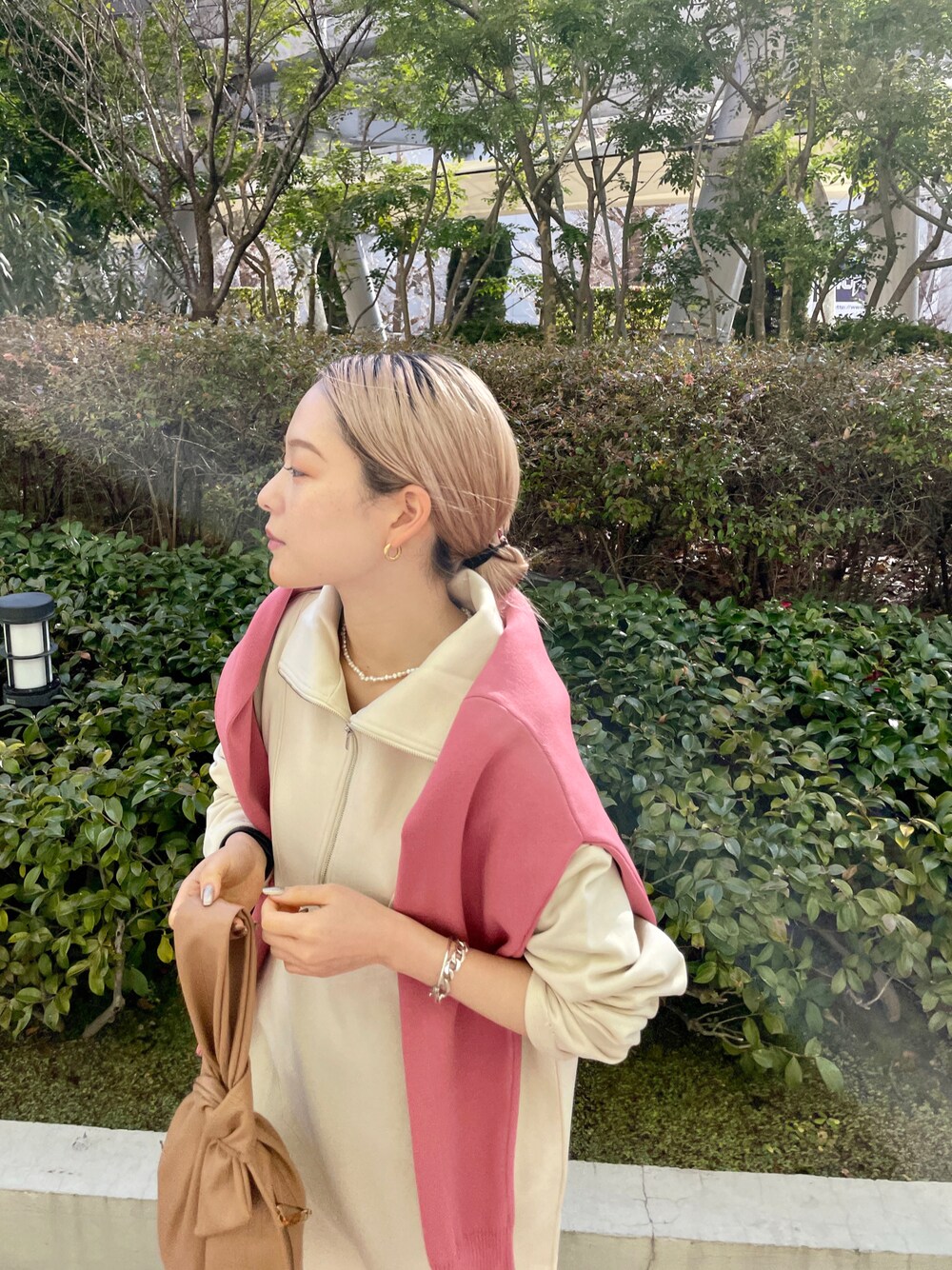 「カジュアル、ワンピース、カーディガン肩かけ、カーディガン、ピンク、低身長、低身長コーデ、バッグ、ベージュ、休日スタイル、大人ガーリー、お洒落さんとつながりたい」｜「CAPRICIEUX LE'MAGEのリボン1ハンドルバッグ（ハンドバッグ、イエロー系）」を使った、𝐑𝐈𝐂𝐎さん（レディース・148cm）の冬コーディネートの1枚目の写真