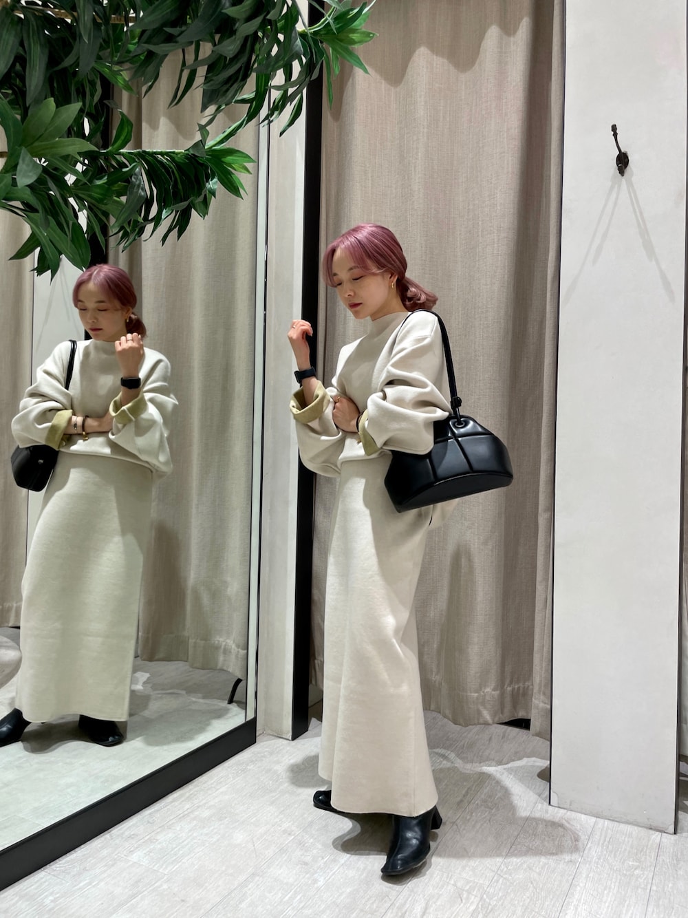 「ゆったりコーデ、シンプル、おしゃれさんと繋がりたい、低身長コーデ、きれいめカジュアル、キレイめ、キレイめコーデ、セットアップ、ベージュ、アイボリー、ニット、オーバーサイズ、オトナカジュアル、ブーツ、低身長」｜「CAPRICIEUX LE'MAGEの〈WEB・一部店舗限定〉パフブロッキングガマ口バッグ（トートバッグ、ブラック系）」を使った、𝐑𝐈𝐂𝐎さん（レディース・148cm）の冬コーディネートの1枚目の写真