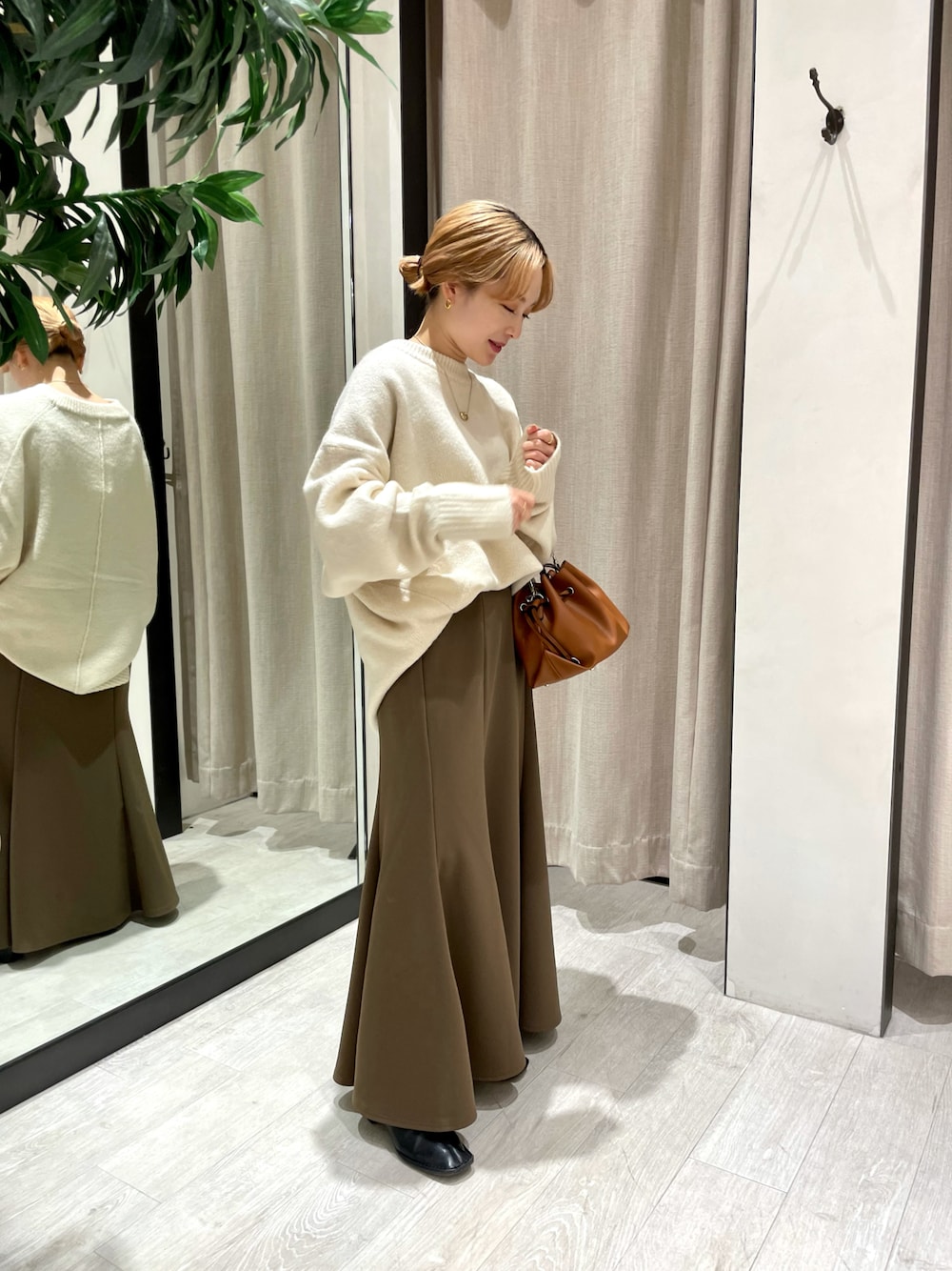 「ニット、スカート、ブーツ、秋のコーデ、ロングスカート、キレイめ、スカートスタイル、シンプルコーデ、マーメイドスカート、ミニバッグ、ゆったりコーデ、低身長、低身長コーデ、オトナカジュアル、韓国ファッション」｜「CAPRICIEUX LE'MAGEの〈WEB限定〉もちふわニット（ニット/セーター、ホワイト系）」を使った、𝐑𝐈𝐂𝐎さん（レディース・148cm）の秋コーディネートの1枚目の写真