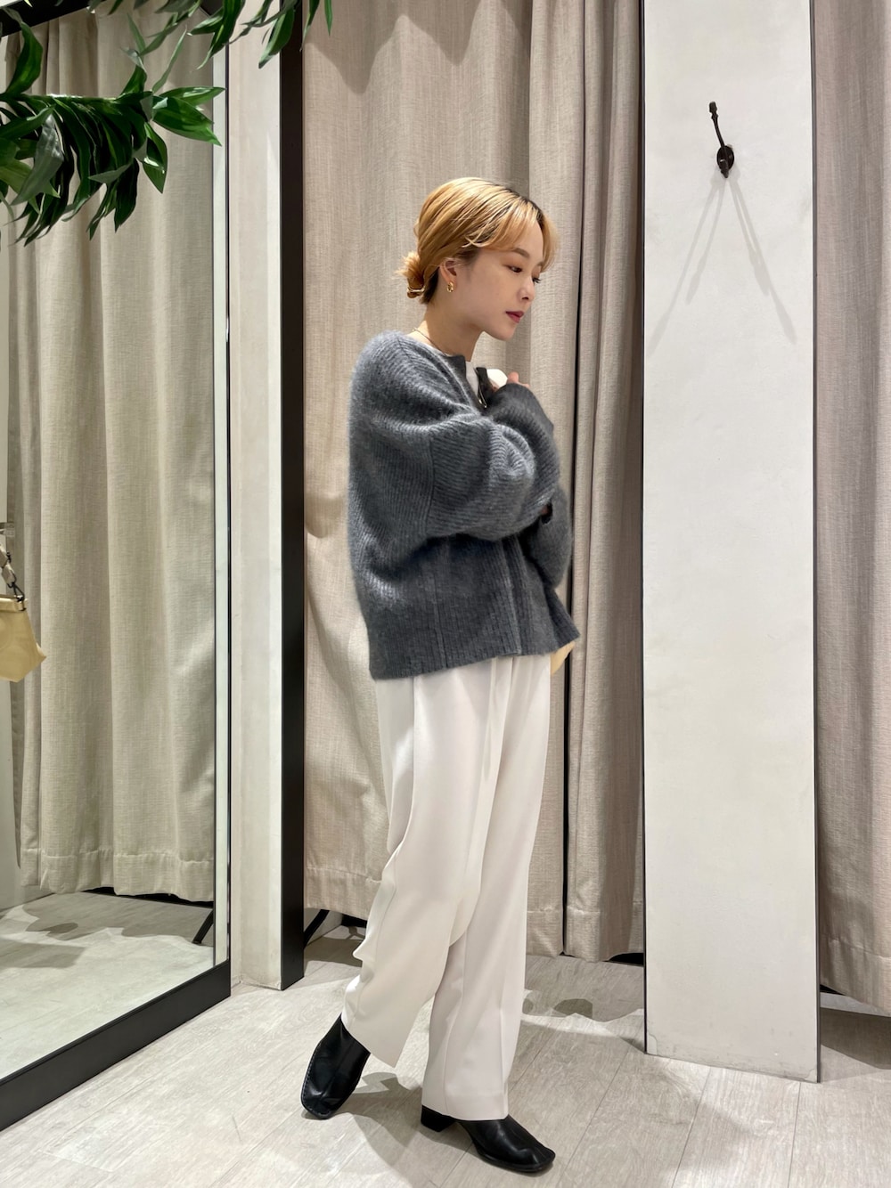 「ニット、レイヤード、ホワイト、秋のコーデ、スラックス、レイヤードスタイル、休日コーデ、パンツスタイル、大人女子、ゆったりコーデ、低身長、ゆるコーデ、低身長コーデ、オトナカジュアル、ニットコーデ」｜「CAPRICIEUX LE'MAGEのラクーンウールショートプルオーバー（ニット/セーター、グレー系）」を使った、𝐑𝐈𝐂𝐎さん（レディース・148cm）の秋コーディネートの1枚目の写真
