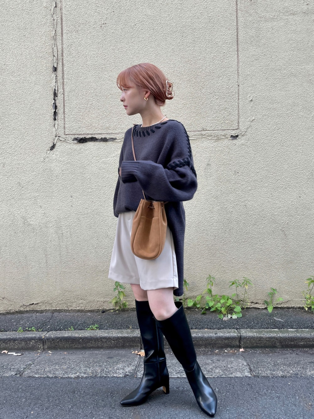「秋コーデ、オトナカジュアル、シンプルコーデ、ハーフパンツ、ニット、秋服、冬コーデ、ボリューム袖、ロングブーツ、カジュアル、キレイめ、ビッグシルエット、低身長、低身長コーデ」｜「CAPRICIEUX LE'MAGEのワイドステッチプルオーバー（ニット/セーター、グレー系）」を使った、𝐑𝐈𝐂𝐎さん（レディース・148cm）の秋コーディネートの1枚目の写真