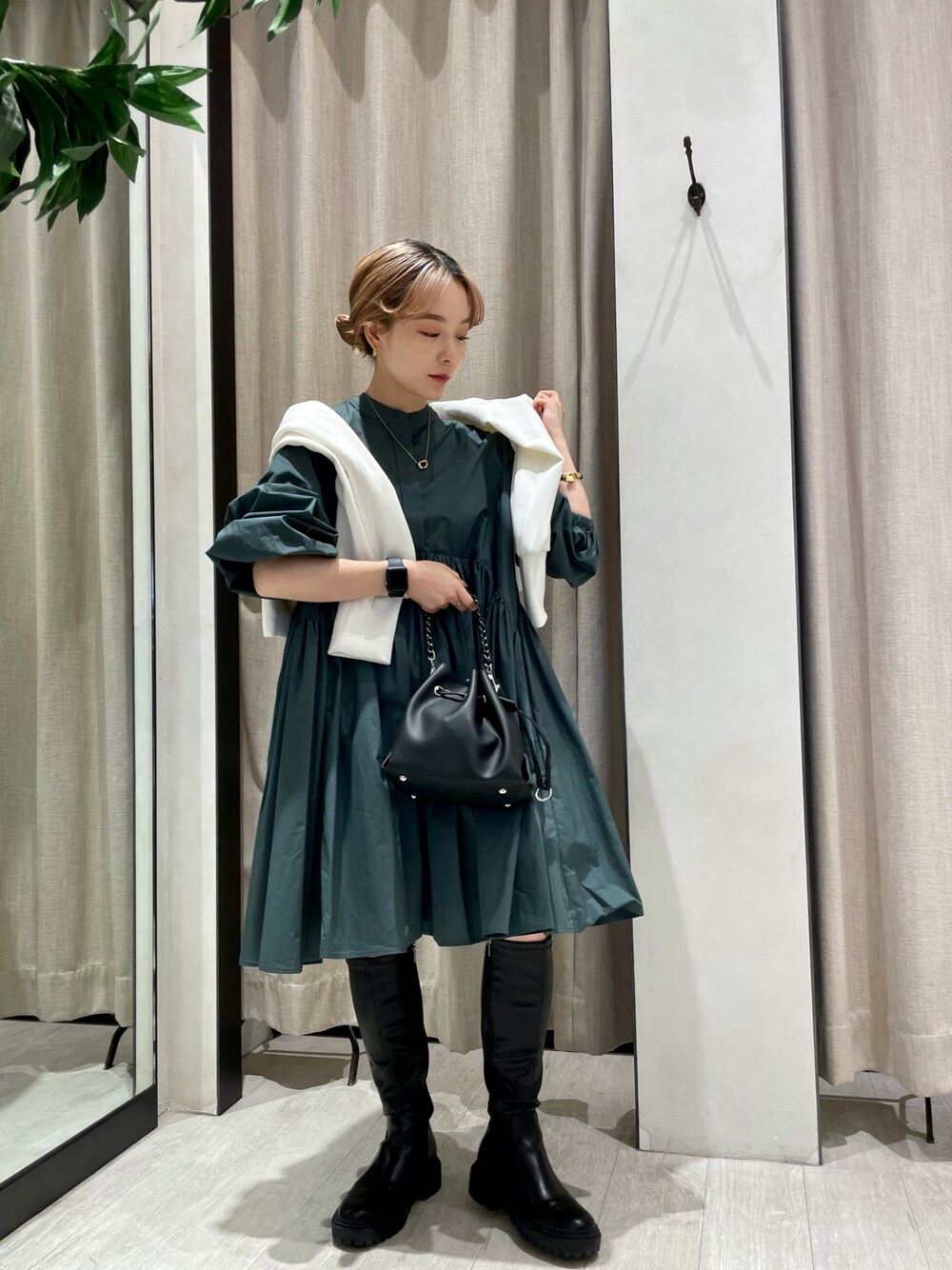 「ワンピース、スカート、ブーツ、グリーン、ロングブーツ、ガーリー、お出かけコーデ、シャツワンピ、厚底シューズ、シャツスタイル、低身長、低身長コーデ、オトナカジュアル、韓国ファッション、秋コーデ」｜「CAPRICIEUX LE'MAGEのギャザーチュニックシャツ（シャツ/ブラウス、グリーン系）」を使った、𝐑𝐈𝐂𝐎さん（レディース・148cm）の秋コーディネートの1枚目の写真