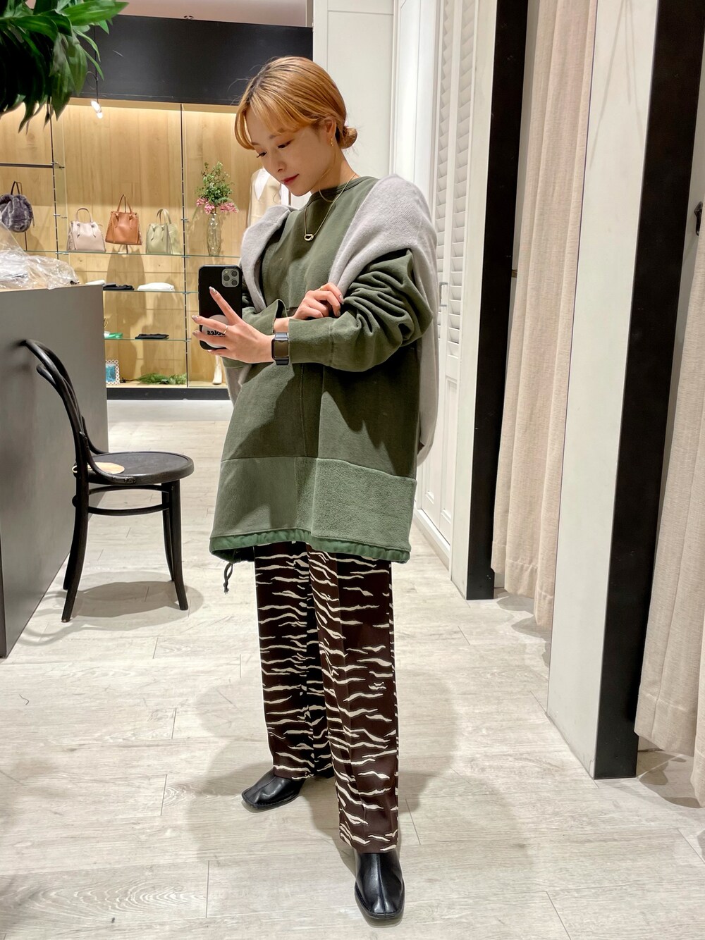 「スウェット、ミリタリー、柄パンツ、カジュアル、カラーパンツ、ストリート、冬コーデ、大人カジュアル、カーキ、パンツスタイル、シンプルコーデ、低身長、ゆるコーデ、低身長コーデ、秋トレンド2021」｜「CAPRICIEUX LE'MAGEのアウトステッチショートブーツ（その他シューズ、ブラック系）」を使った、𝐑𝐈𝐂𝐎さん（レディース・148cm）の秋コーディネートの1枚目の写真