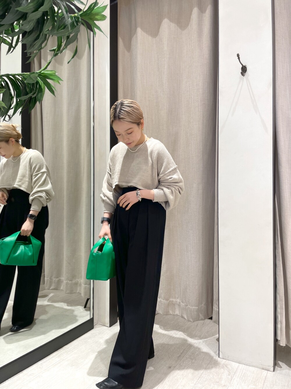 「ワイドパンツ、パンツスタイル、パンツ、グリーン、ニット、低身長、低身長コーデ、休日スタイル、ニットコーデ、お洒落さんとつながりたい、きれいめカジュアル」｜「CAPRICIEUX LE'MAGEの〈セットアイテム〉キャミSETショートニット（ニット/セーター、ベージュ系）」を使った、𝐑𝐈𝐂𝐎さん（レディース・148cm）の冬コーディネートの1枚目の写真