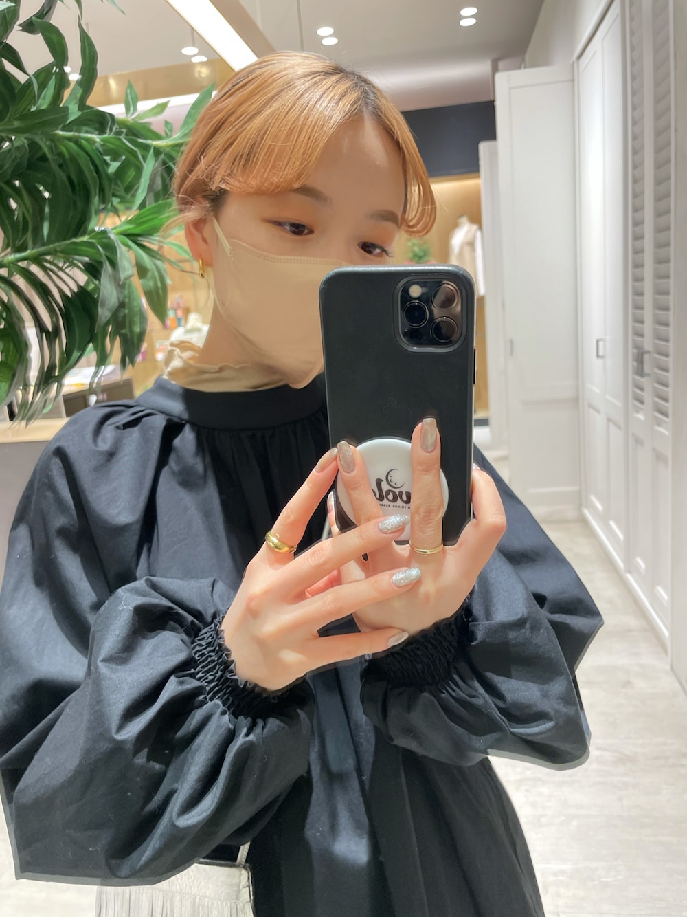 「ブラウス、ブラック、ブラックコーデ、ハイネック、レイヤードスタイル、ロングブーツ、ハーフパンツ、シャツスタイル、秋服、低身長、シアー、低身長コーデ、オトナカジュアル、トラックソールブーツ、ニット/セーター」｜「CAPRICIEUX LE'MAGEの後ろ開きブラウス（シャツ/ブラウス、ブラック系）」を使った、𝐑𝐈𝐂𝐎さん（レディース・148cm）の秋コーディネートの1枚目の写真