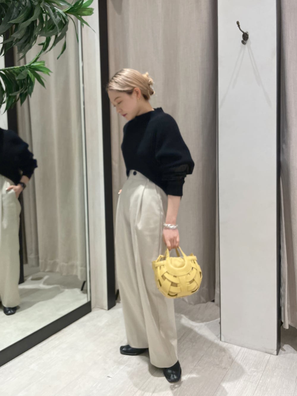 「カジュアル、パンツコーデ、大人女子、休日スタイル、プチプラ、ニットコーデ、パンツスタイル、お洒落さんとつながりたい、低身長、低身長コーデ、オトナカジュアル、きれいめカジュアル」｜「CAPRICIEUX LE'MAGEのハイウエストワイドパンツ（その他パンツ、ベージュ系）」を使った、𝐑𝐈𝐂𝐎さん（レディース・148cm）の冬コーディネートの1枚目の写真