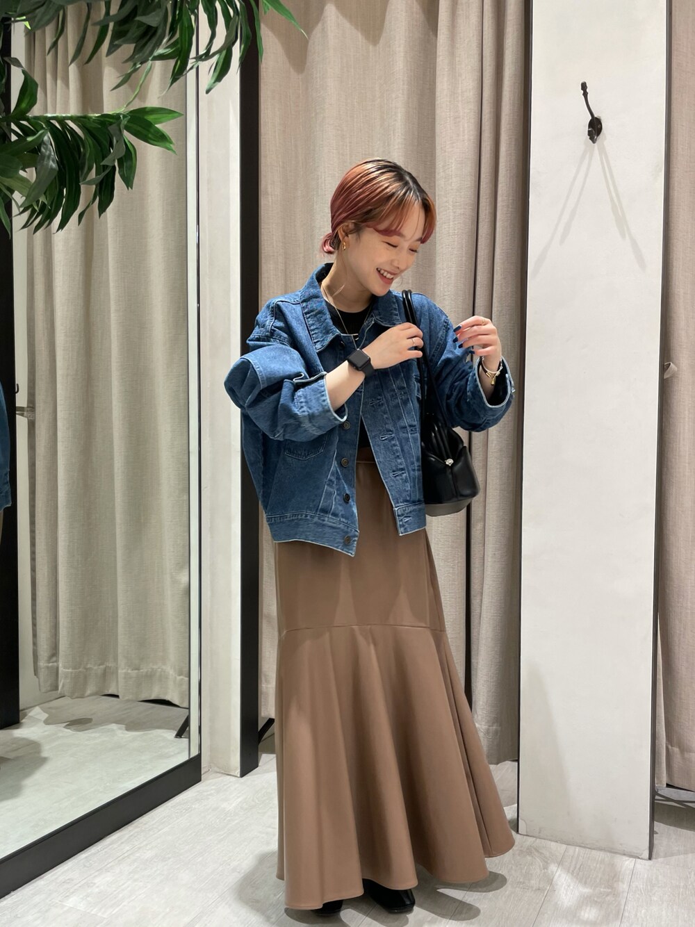 「秋のコーデ、大人カジュアル、大人コーデ、低身長、スカート、マーメイドスカート、レザー、レザースカート、低身長コーデ、ジージャン、デニム」｜「CAPRICIEUX LE'MAGEのバックタックGジャン（デニムジャケット、ブルー系）」を使った、𝐑𝐈𝐂𝐎さん（レディース・148cm）の秋コーディネートの1枚目の写真