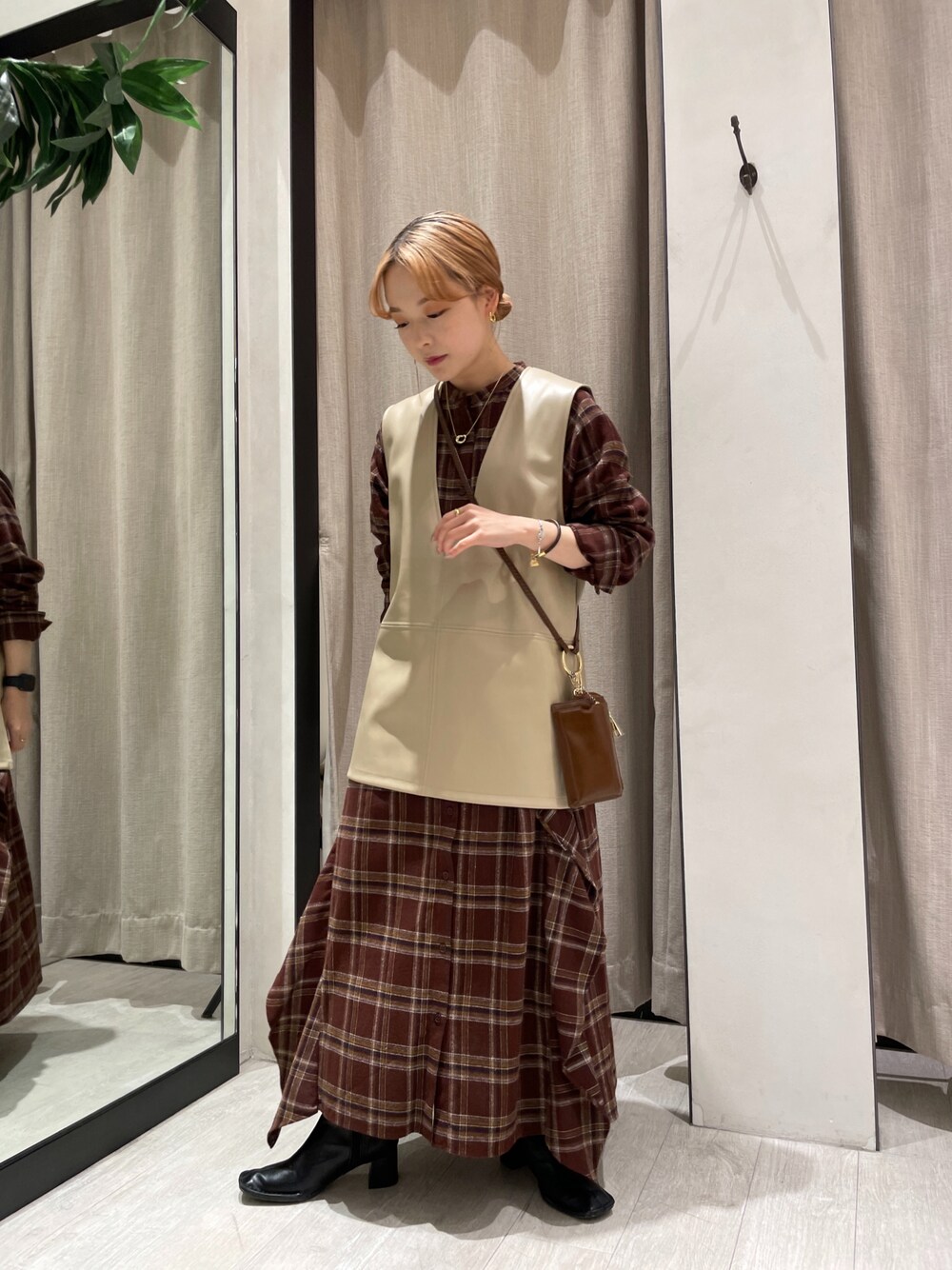 「チェック、ワンピース、重ね着、レザー、ベスト、レイヤードスタイル、秋服、低身長、カジュアルコーデ、低身長コーデ、オトナカジュアル、レザーベスト」｜「CAPRICIEUX LE'MAGEのチェックバックラッフルワンピース（ワンピース、ブラウン系）」を使った、𝐑𝐈𝐂𝐎さん（レディース・148cm）の秋コーディネートの1枚目の写真