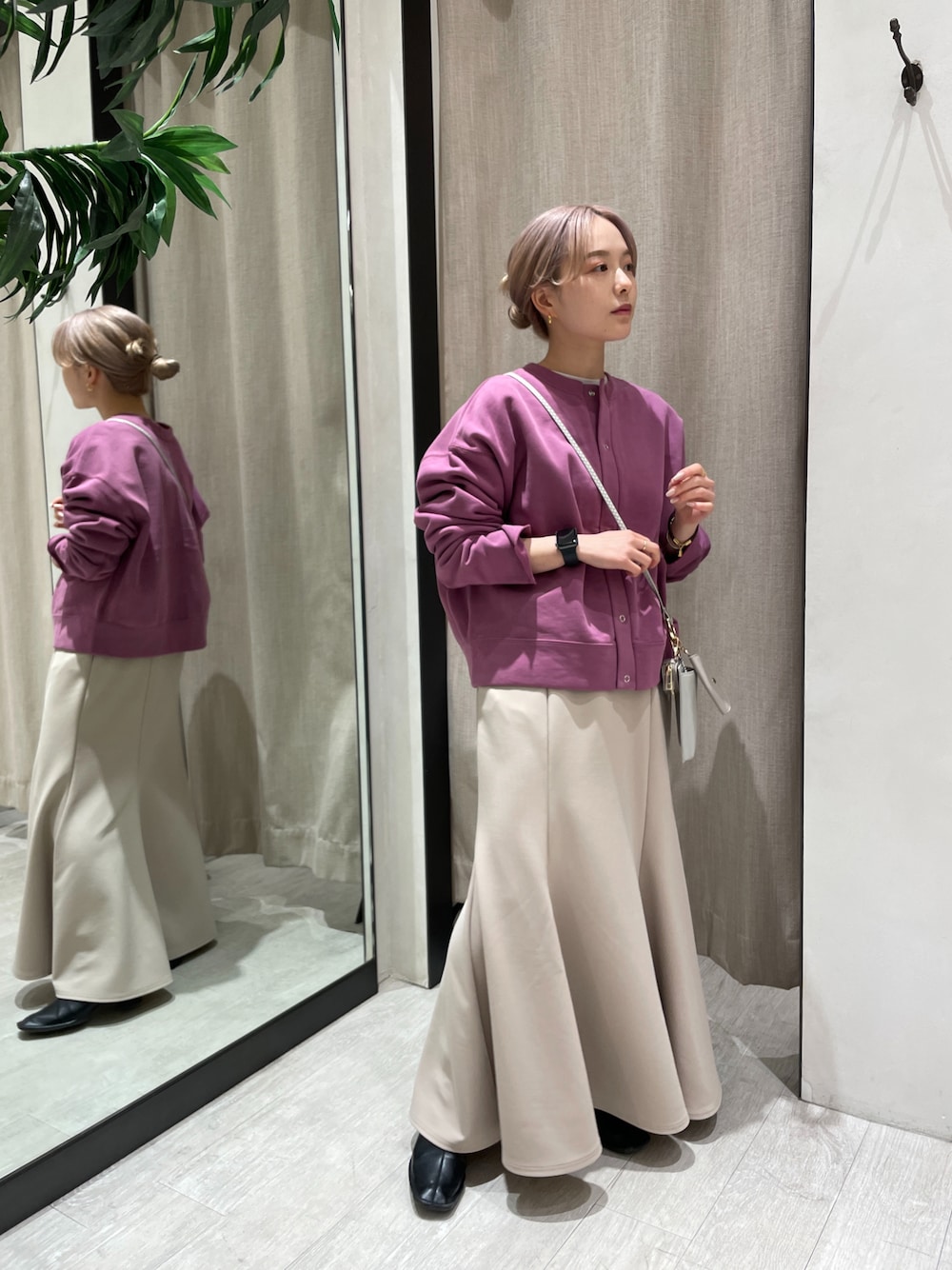 「カジュアルコーデ、オトナカジュアル、大人コーデ、カーディガン、パープル、冬、マーメイドスカート、スカート、ベージュ、はおり、低身長、低身長コーデ」｜「CAPRICIEUX LE'MAGEの〈新色追加/パープル・イエロー〉ストレッチハイウエストマーメイドスカート（スカート、ベージュ系）」を使った、𝐑𝐈𝐂𝐎さん（レディース・148cm）の冬コーディネートの1枚目の写真