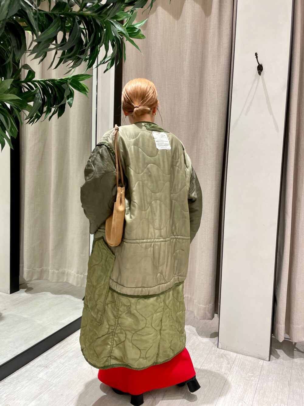 「コート、アウター、スカート、ミリタリー、カジュアル、カラーパンツ、M65、赤、大人カジュアル、ミリタリージャケット、ニットスカート、低身長、カジュアルコーデ、カラーコーデ、低身長コーデ」｜「CAPRICIEUX LE'MAGEの【DISMACENT/ディスマセント】2WAYライナーコート（その他アウター、グリーン系）」を使った、𝐑𝐈𝐂𝐎さん（レディース・148cm）の秋コーディネートの1枚目の写真