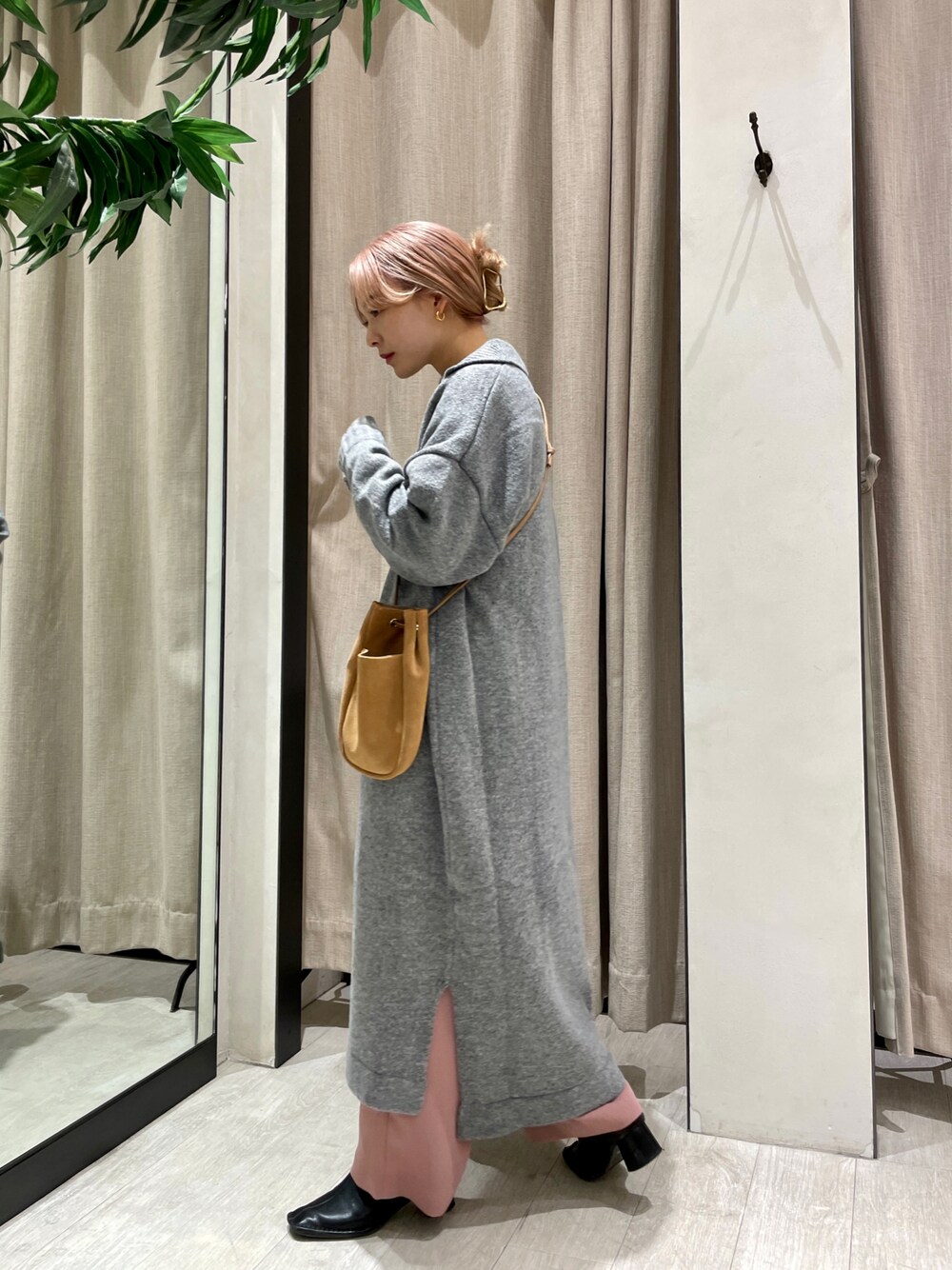「大人カジュアル、きれいめカジュアル、カジュアル、ニット、ワンピース、ニットワンピース、低身長、低身長コーデ、ピンク、パンツスタイル、ストレートデニム、休日スタイル、グレー」｜「CAPRICIEUX LE'MAGEの牛ベロアドロストショルダーバッグ（ショルダーバッグ、ベージュ系）」を使った、𝐑𝐈𝐂𝐎さん（レディース・148cm）の冬コーディネートの1枚目の写真