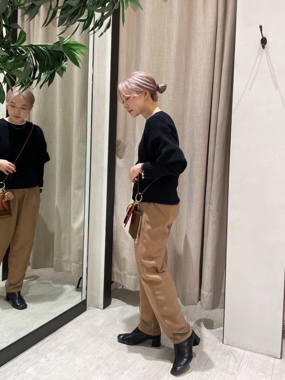 「カジュアルコーデ、オトナカジュアル、大人コーデ、冬、シアー、パンツスタイル、ニット、低身長、低身長コーデ、ブーツ、スマホケース、ベージュ」｜「CAPRICIEUX LE'MAGEのシアーレイヤードパンツ（その他パンツ、イエロー系）」を使った、𝐑𝐈𝐂𝐎さん（レディース・148cm）の冬コーディネートの1枚目の写真