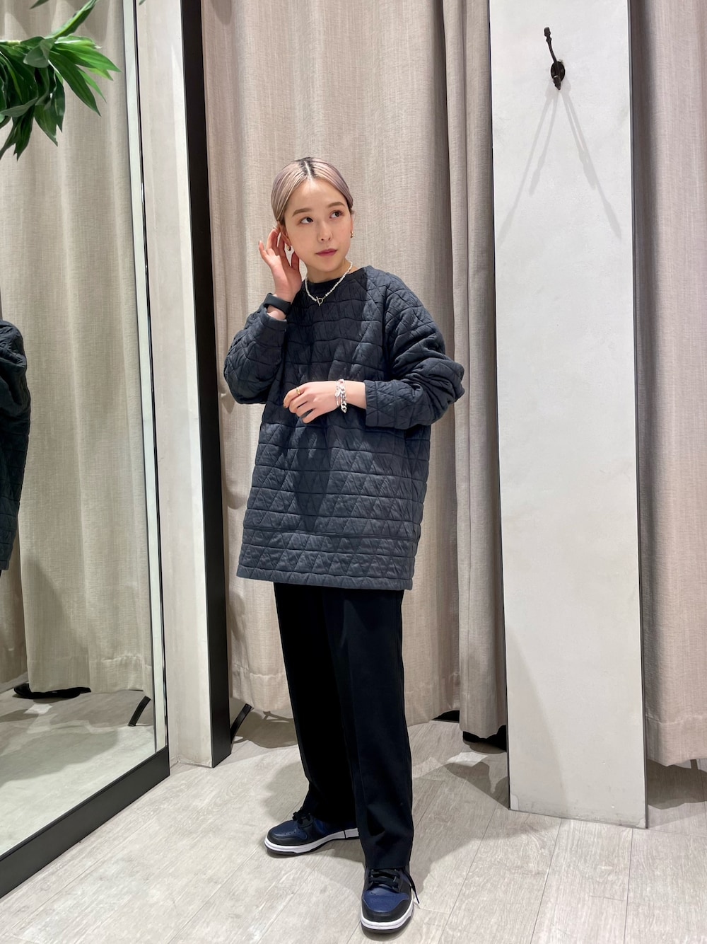 「カジュアルコーデ、今日のコーデ、シンプルコーデ、キルティング、ストレートパンツ、パンツスタイル、スニーカー、ナイキダンク、ダンク、ブラック、低身長、低身長コーデ、ワンマイルウェア」｜「CAPRICIEUX LE'MAGEのキルトプルオーバー（Tシャツ/カットソー、グレー系）」を使った、𝐑𝐈𝐂𝐎さん（レディース・148cm）の冬コーディネートの1枚目の写真