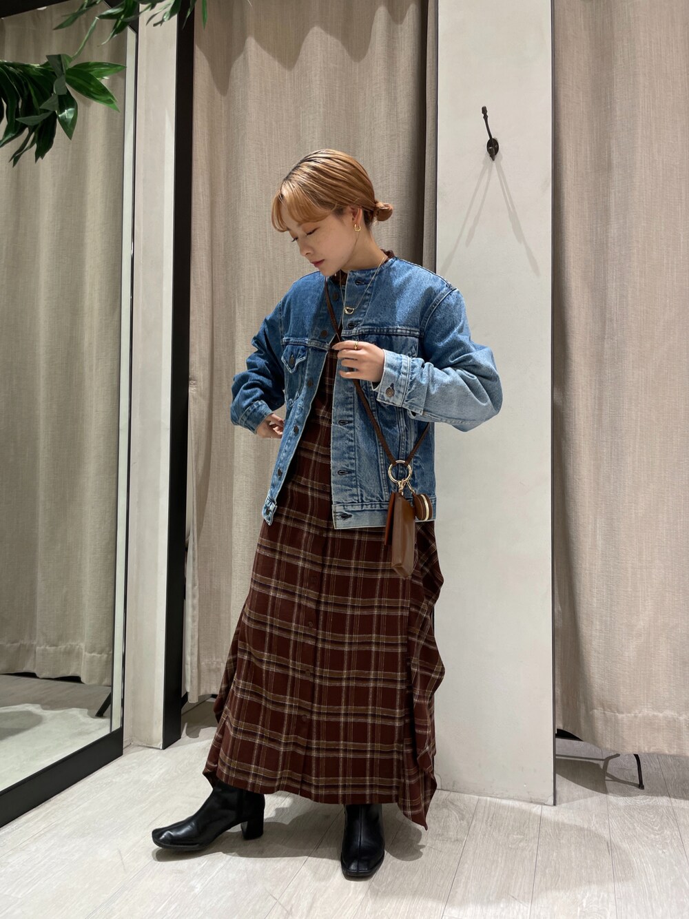「古着、チェック、ジャケット、ワンピース、ブーツ、ジージャン、プチプラ、秋服、低身長、カジュアルコーデ、着回しコーデ、低身長コーデ、オトナカジュアル、お洒落さんとつながりたい、低身長女子」｜「CAPRICIEUX LE'MAGEの【Sunny Side Up/サニーサイドアップ】2for1デニムジャケット（ブルゾン、ブルー系）」を使った、𝐑𝐈𝐂𝐎さん（レディース・148cm）の秋コーディネートの1枚目の写真