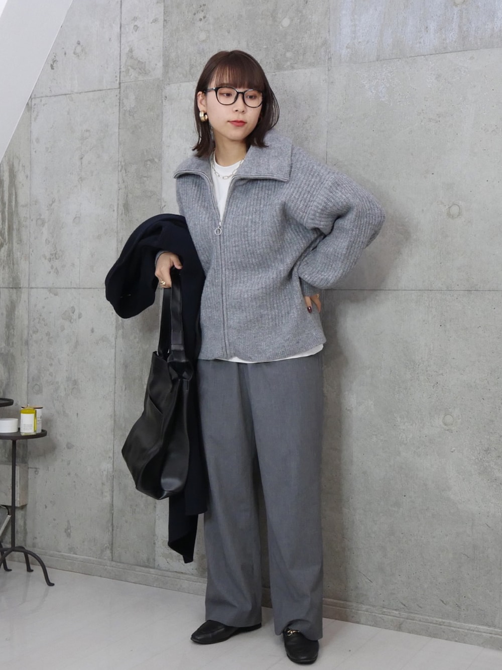 ブラック系のローファー、ブラック系のジャケット/アウター、グレー系のパーカーを着用したレディースの冬コーディネートの1枚目の写真