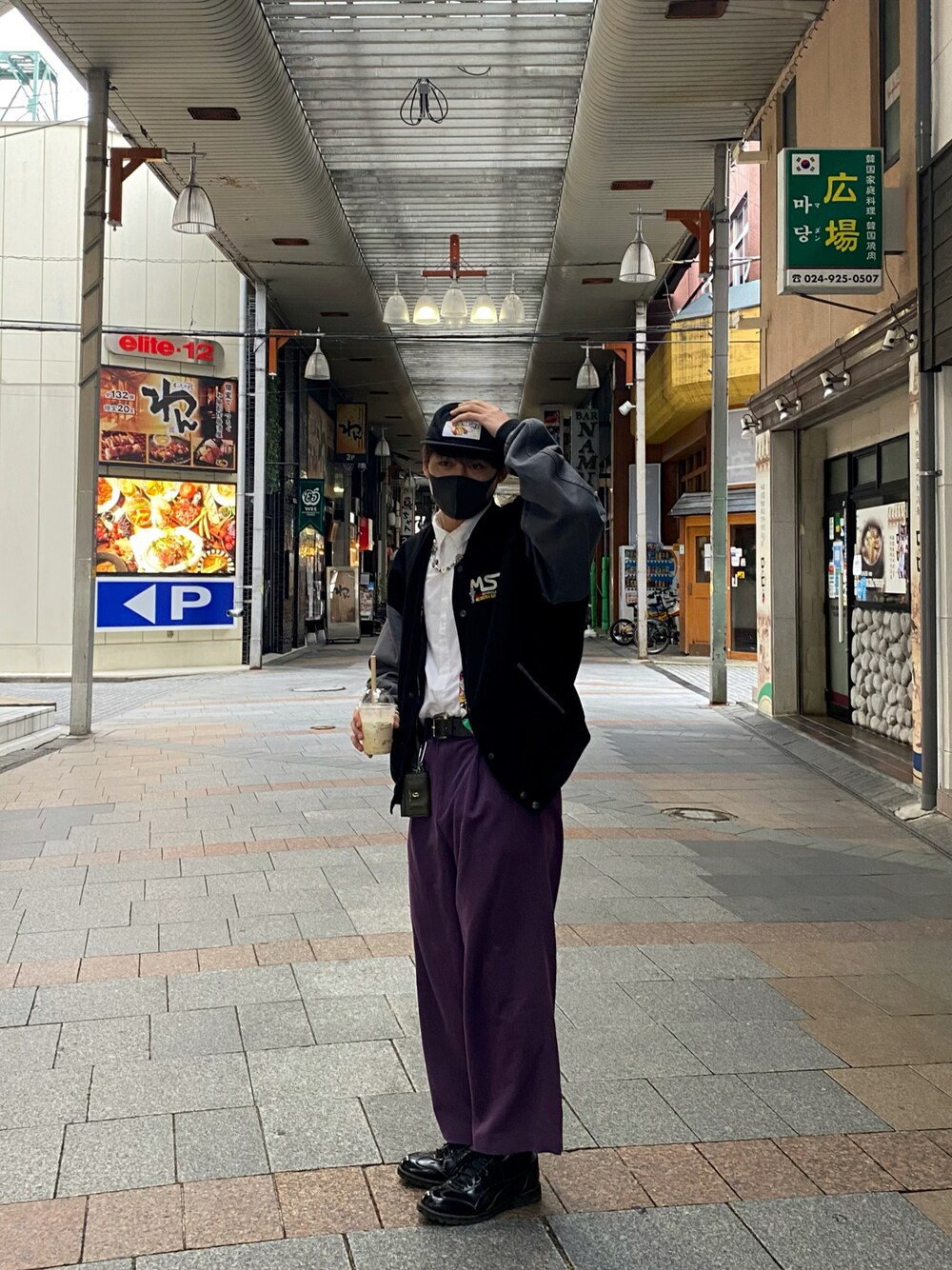 「冬コーデ、おしゃれさんと繋がりたい、シンプルコーデ、オトナカジュアル、黒、ストリート、スラックス、古着MIX、シャツスタイル、コムドット」｜「MONO-MARTのアイテム（スラックス、パープル系）」を使った、shoさん（メンズ・176cm）の秋コーディネートの1枚目の写真