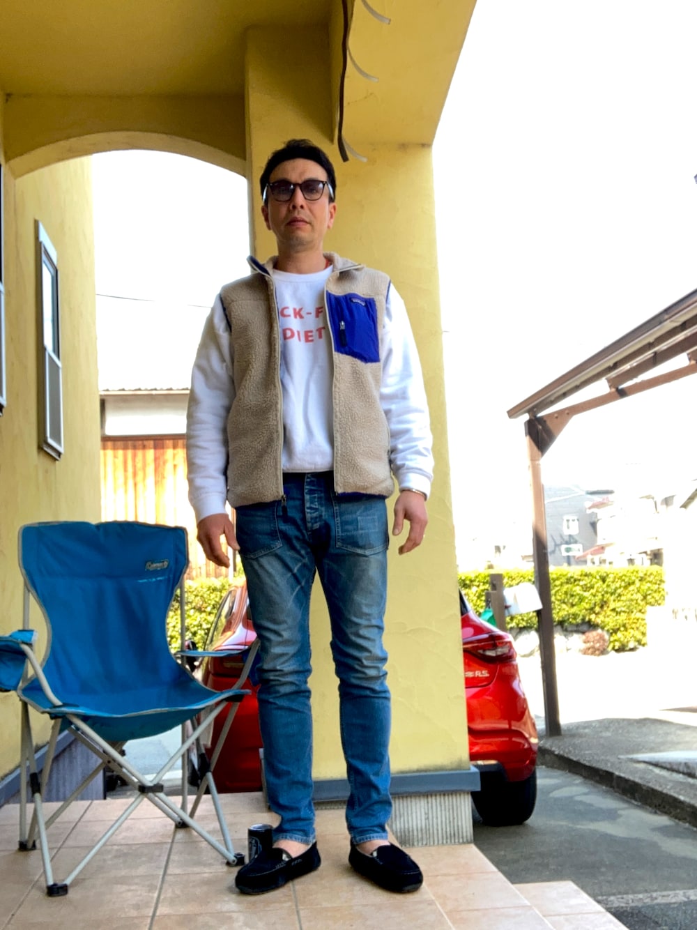 「今日のコーデ、春コーデ、休日スタイル、ラフ、ベスト、サングラス、シルバーアクセサリー、デニム、スエット、UGG、スリッポン、大人カジュアル、オトナカジュアル、シンプルコーデ、シンプルスタイル」｜「MONKEY TIMEの加工デニムパンツ（デニムパンツ、ブルー系）」を使った、おばかさん（メンズ・177cm）の冬コーディネートの1枚目の写真