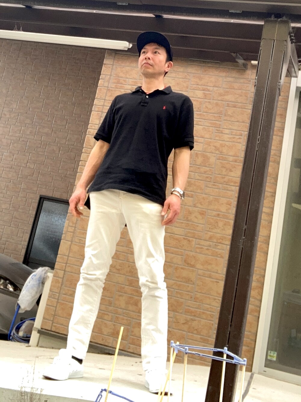 「古着MIX、夏コーデ、さらっと晴れやかスナップ、休日スタイル、シンプルスタイル、カジュアルコーデ、今日のコーデ、モノトーンコーデ、大人カジュアル、大人コーデ、ブラック、白スニーカー、デニム、キャップ、シルバーアクセサリー」｜「POLO RALPH LAURENのアイテム（ポロシャツ、ブラック系）」を使った、おばかさん（メンズ・177cm）の夏コーディネートの1枚目の写真