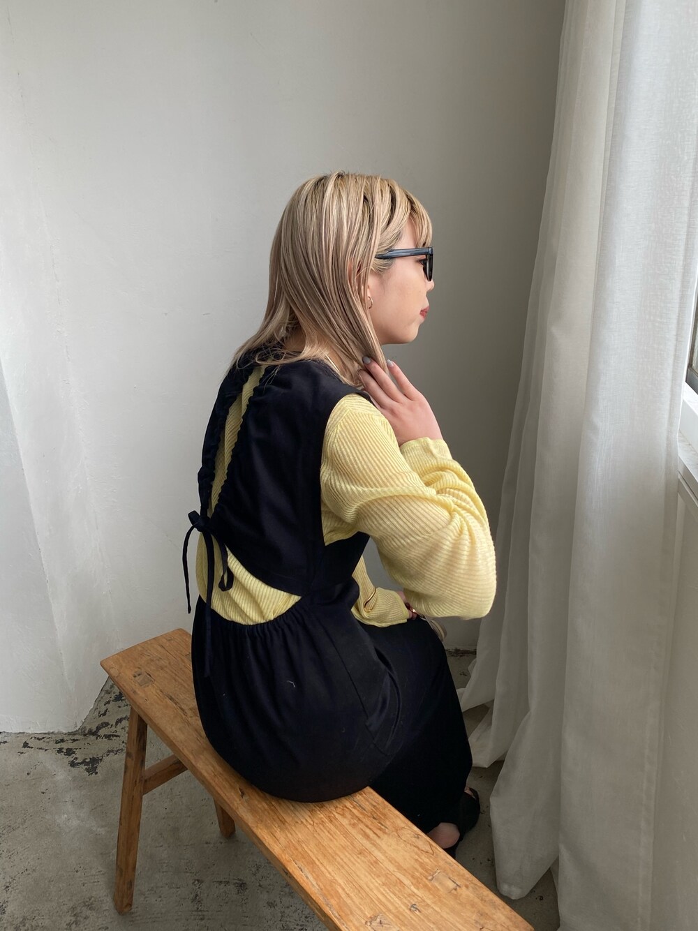 ブラック系のワンピース、イエロー系のニット/セーター、ブラック系のその他シューズを着用したレディースの冬コーディネートの4枚目の写真