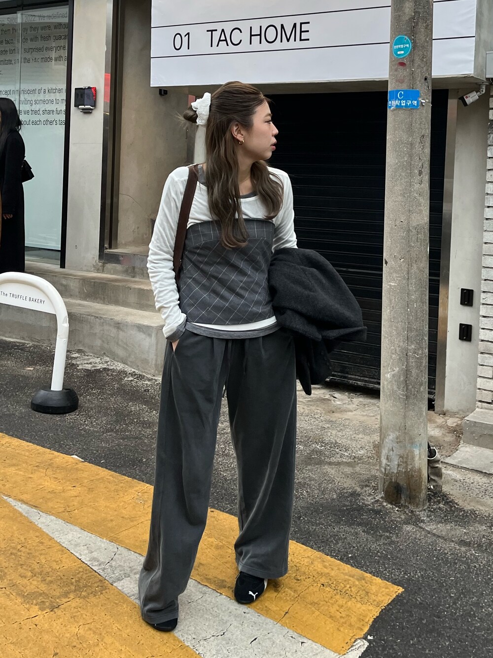 「春コーデ、ロンT、レイヤードスタイル、レイヤードコーデ、韓国ファッション、韓国コーデ、パンツコーデ、おでかけコーデ、スウェットパンツ、スウェットコーデ、ビスチェ、ビスチェコーデ、グレーコーデ、ワントーンコーデ、ワントーン」｜「CAPRICIEUX LE'MAGEのボートネックシアーロンT（Tシャツ/カットソー、ホワイト系）」を使った、ｙｕｚｕｋｉさん（骨格ストレート・レディース・163cm）の春コーディネートの1枚目の写真