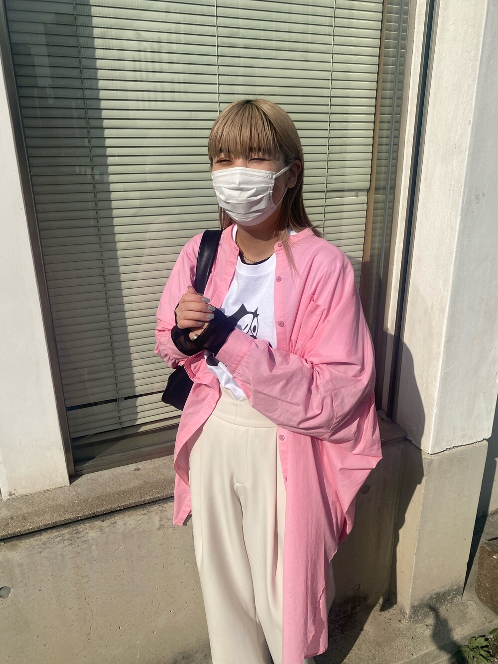 ピンク系のシャツ/ブラウス、ブラック系のTシャツ/カットソー、ホワイト系のその他パンツを着用したレディースの春コーディネートの5枚目の写真