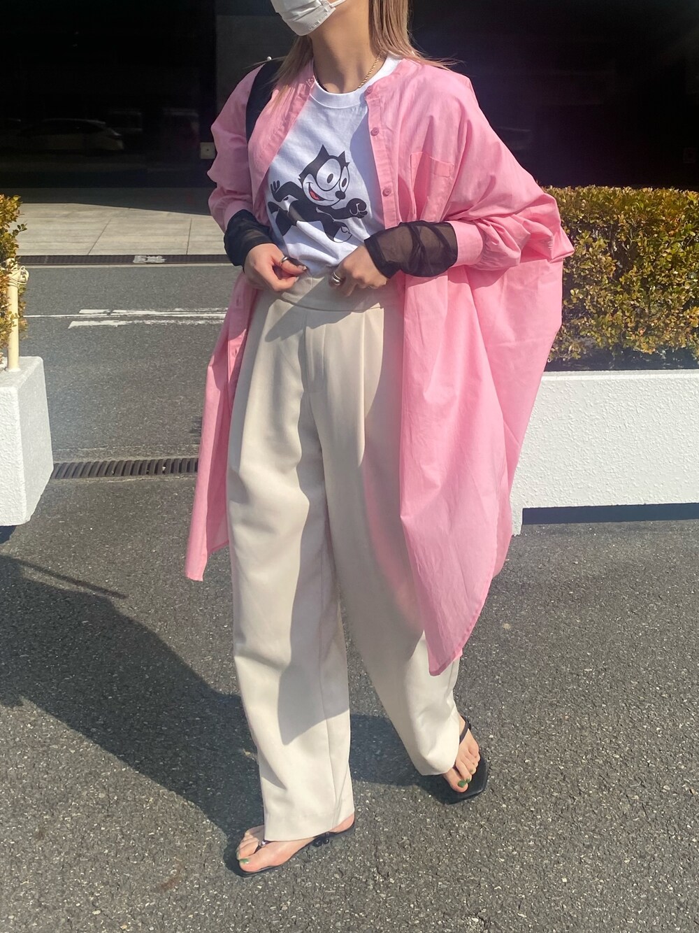 ピンク系のシャツ/ブラウス、ブラック系のTシャツ/カットソー、ホワイト系のその他パンツを着用したレディースの春コーディネートの3枚目の写真