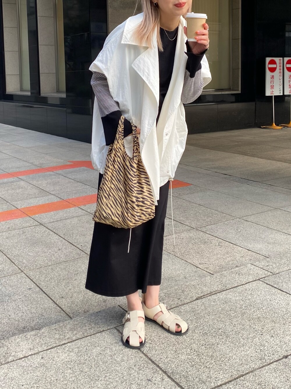 ホワイト系のブルゾン、グリーン系のニット/セーター、ブラック系のワンピースを着用したレディースの冬コーディネートの4枚目の写真