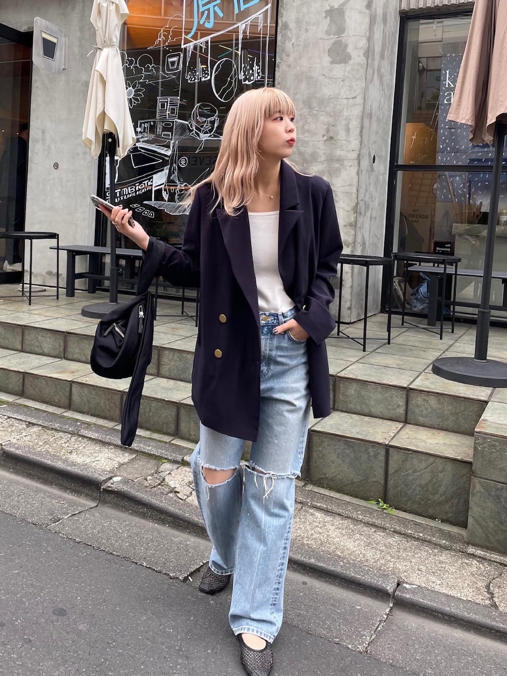 「シンプルコーデ、きれいめカジュアル、テーラードジャケット、紺ブレ、ワントーンコーデ、デニム、デニムパンツ、ブルー、ネイビー、レイヤードスタイル、大人カジュアル、休日スタイル、ジャケット、春コーデ、春アウター」｜「CAPRICIEUX LE'MAGEのテーラージャケット（ブルゾン、ブルー系）」を使った、ｙｕｚｕｋｉさん（レディース・163cm）の冬コーディネートの1枚目の写真