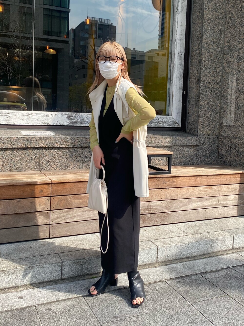 ホワイト系のその他アウター、ブラック系のTシャツ/カットソー、ブラック系のワンピースを着用したレディースの春コーディネートの3枚目の写真