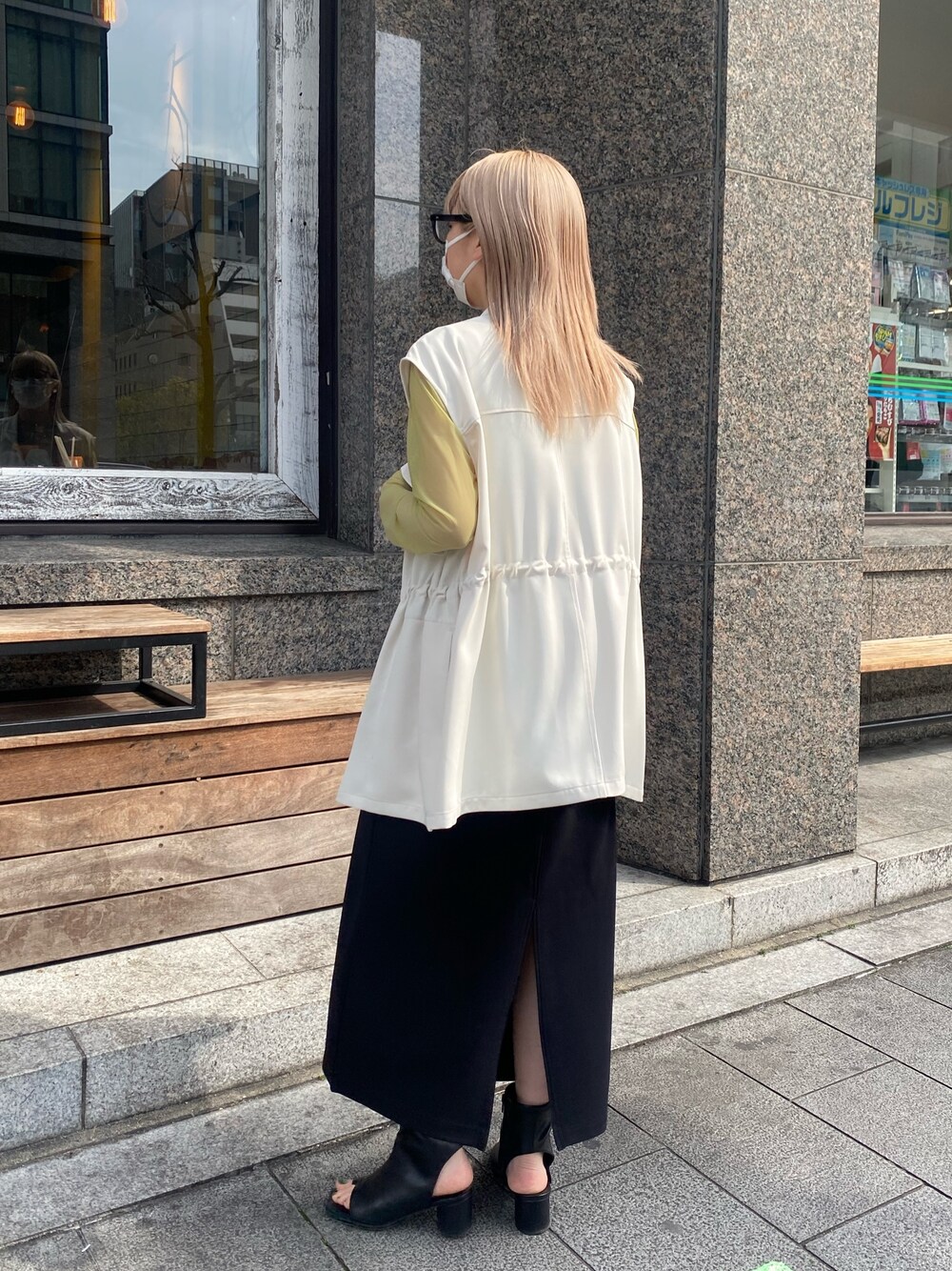 ホワイト系のその他アウター、ブラック系のTシャツ/カットソー、ブラック系のワンピースを着用したレディースの春コーディネートの5枚目の写真